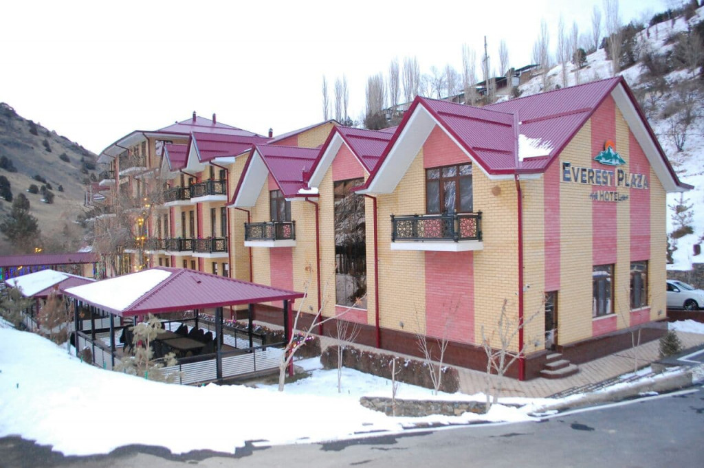 Everest Plaza Hotel