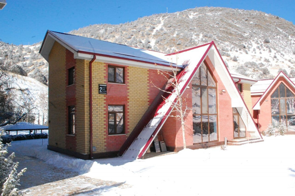 Everest Plaza Hotel