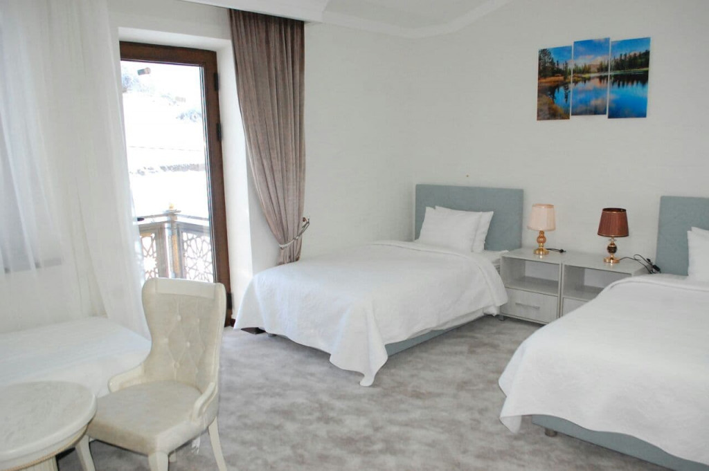 Everest Plaza Hotel