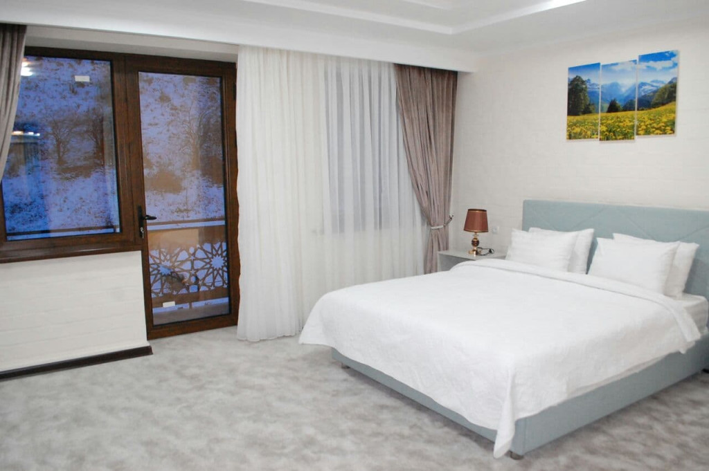 Everest Plaza Hotel