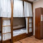 Кровать в общем 6-местном номере для мужчин и женщин