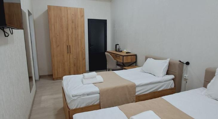 Ikkita alohida to'shakli ikki kishilik standart xona