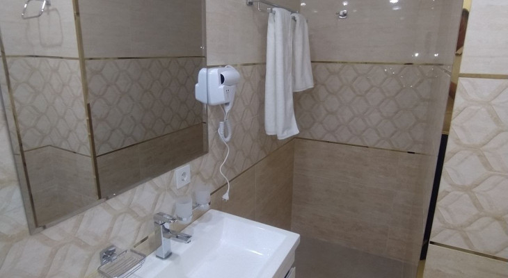Ikkita alohida to'shakli ikki kishilik standart xona