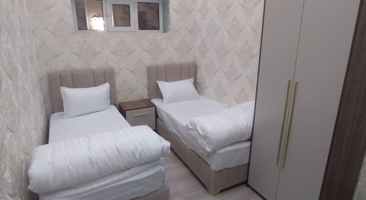 Ikkita alohida to'shakli ikki kishilik standart xona