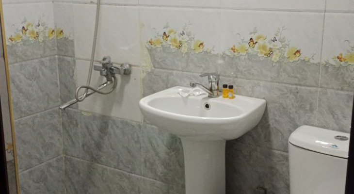 Bitta katta to'shakli kichik ikki kishilik xona