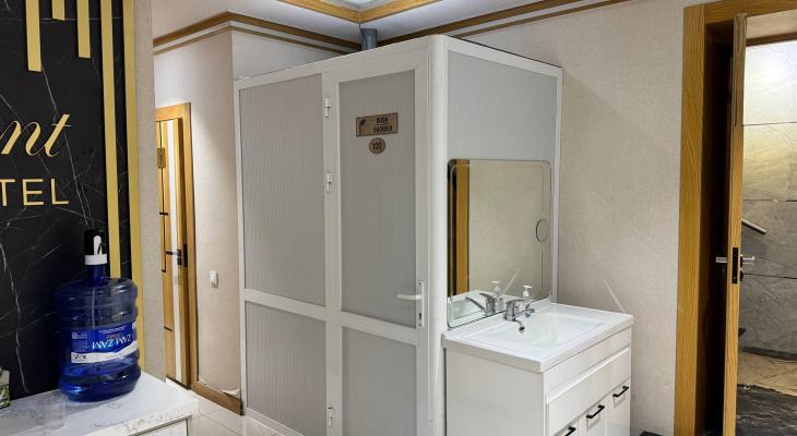 Двухместный номер с 2 отдельными кроватями и общей ванной комнатой