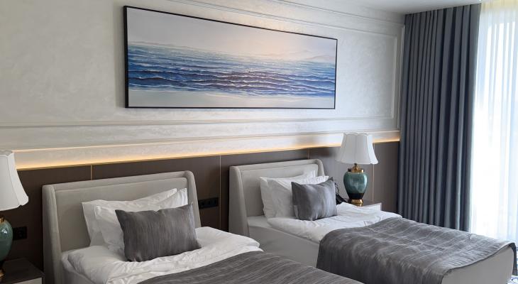Suite room with twin beds