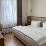 Standard double room with one bed and city view