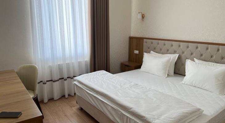 Standard double room with one bed and city view