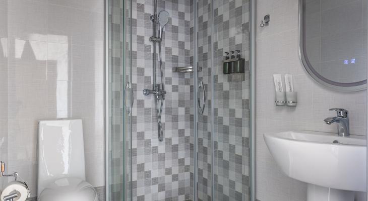 Standard twin room with city view